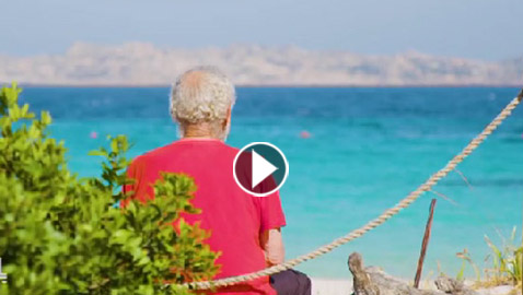 بالفيديو.. رجل يعيش لوحده على جزيرة جنة الأرض منذ عشرات السنين