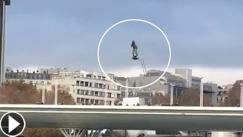 مخترع فرنسي يخترع لوحا طائرا يمكن استعماله لمهام عسكرية! فيديو