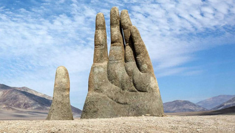 ما قصة (يد الصحراء) العملاقة التي تخرج من رمال صحراء أتاكاما؟