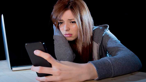 احذروا.. وسائل التواصل الاجتماعي تصيب المراهقات بالاكتئاب