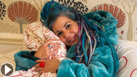 بالفيديو والصور.. امرأة بريطانية تتزوج من بطانيتها وتختارها شريكا لها!