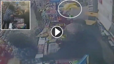 امرأة تنهال بالضرب المبرح على لص حاول سرقة محلها باستخدام موزة!