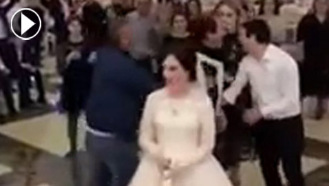  فيديو طريف: عراك بين فتاتَيْن على باقة زهور العروس