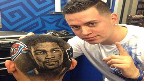 حلاق وفنان أمريكي يرسم بمقصه السحري صورا مدهشة للنجوم والمشاهير