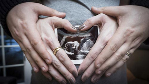 5 أمور غريبة يقوم بها كل جنين في رحم أمه