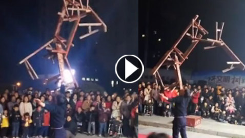 فيديو مدهش: رجل يحمل 7 مقاعد خشبية أعلى فمه 
