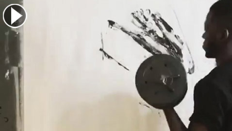 بالفيديو والصور: فنان يرسم بأوزان رفع الأثقال