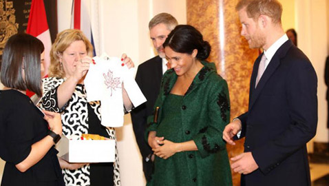 هذه أغرب الهدايا التي قُدمت لمولود الأمير هاري وميغان المرتقب..