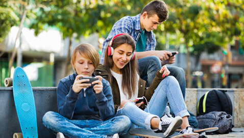 وسائل التواصل الاجتماعي تعزز الإكتئاب القاتل لدى المراهقين