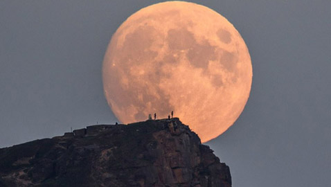 صور مذهلة للقمر يعتلي تلا ببريطانيا