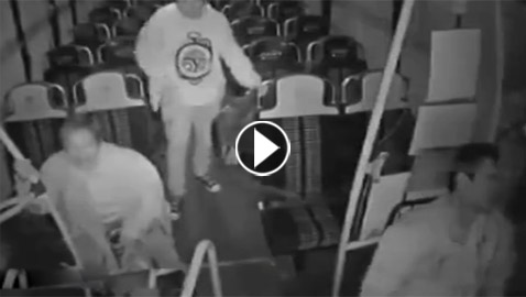 سائق حافلة كاد أن يتوقف قلبه من الفزع بسبب امرأة عجوز وشاب! فيديو