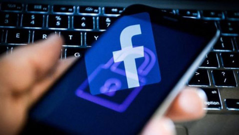 ثغرة في فيسبوك تشغل الكاميرا سرا.. وإليك حل بسيط
