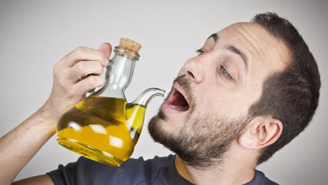 تعرّف على فوائد تناول زيت الزيتون على الريق