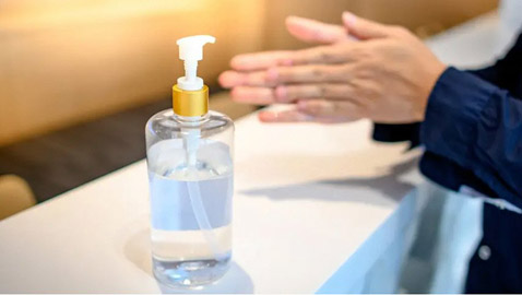 4 أخطاء تجنب ارتكابها في استخدام معقم اليدين