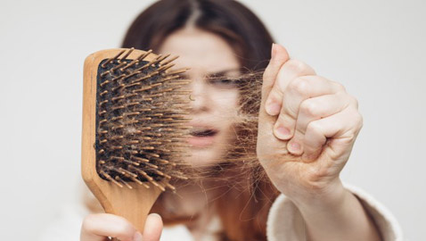 تصفيفه اليومي وأجهزة التجفيف.. 8 أمور تسبب تساقط الشعر! إليكم حلولها