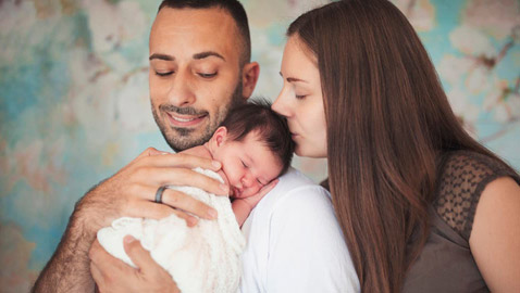 دراسة تكشف.. هذا ما تفعله لمسة الأبوين لرضيعهما!