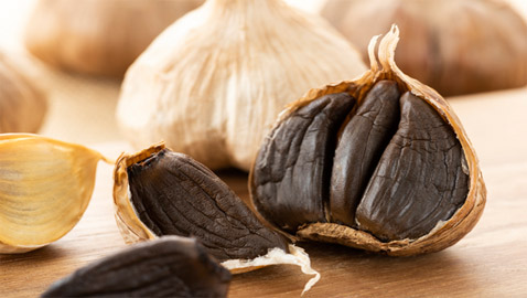 رائحته ليست كريهة وفوائده أكثر من الأبيض.. ماذا تعرف عن الثوم الأسود؟