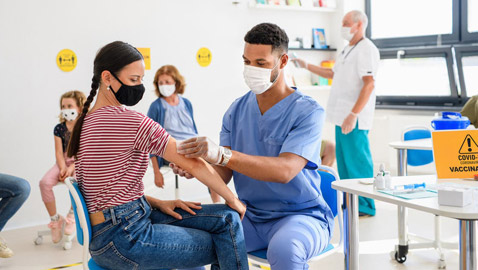 لقاح كورونا يحميك لكن احذر المخالطة.. طبيب يوضح