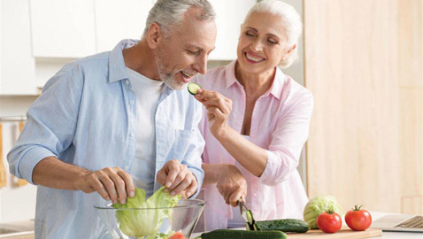 طبيب يشارك 6 تعديلات غذائية بسيطة لإطالة العمر!